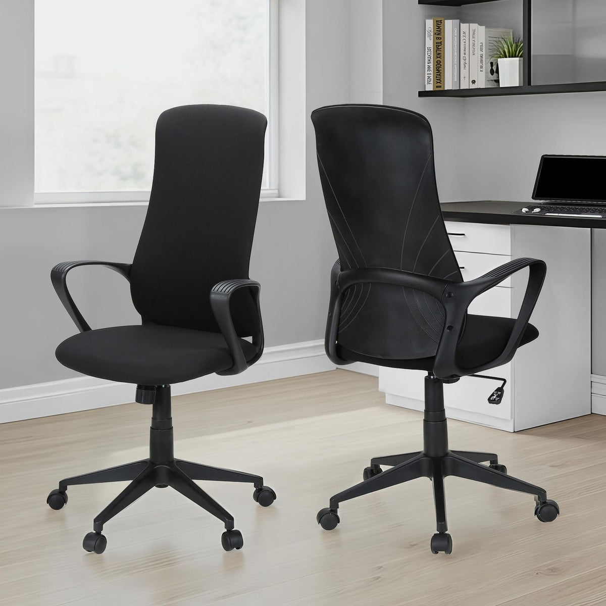 Silla de oficina con altura regulable, reposabrazos, giratoria - Negra