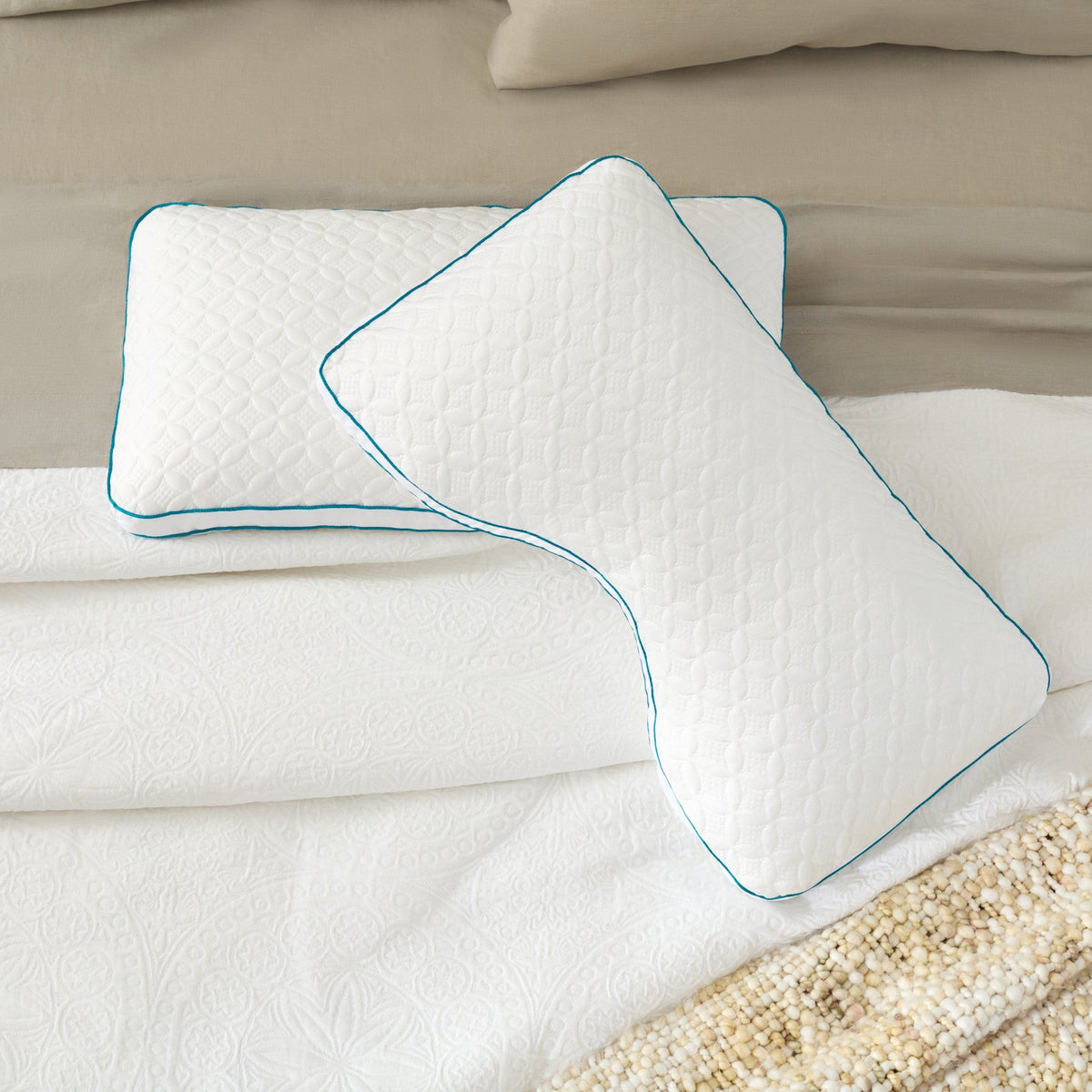 Malouf - Almohada de espuma y fibra con abertura para hombros y funda de PE