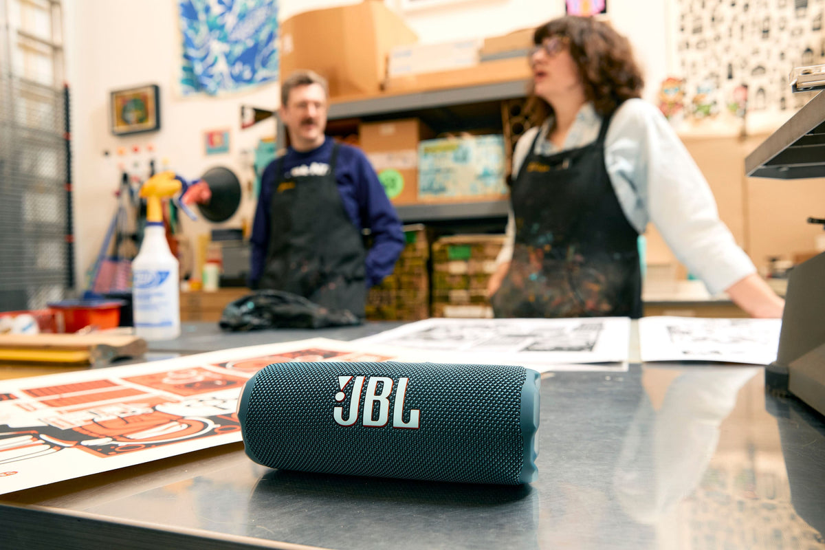JBL - Flip 7 - Portable waterproof and drop-proof speaker - 2025 - Red