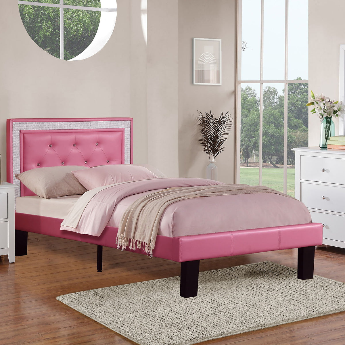 Cama de estilo glamuroso con cabecero acolchado y capitoné de diamantes