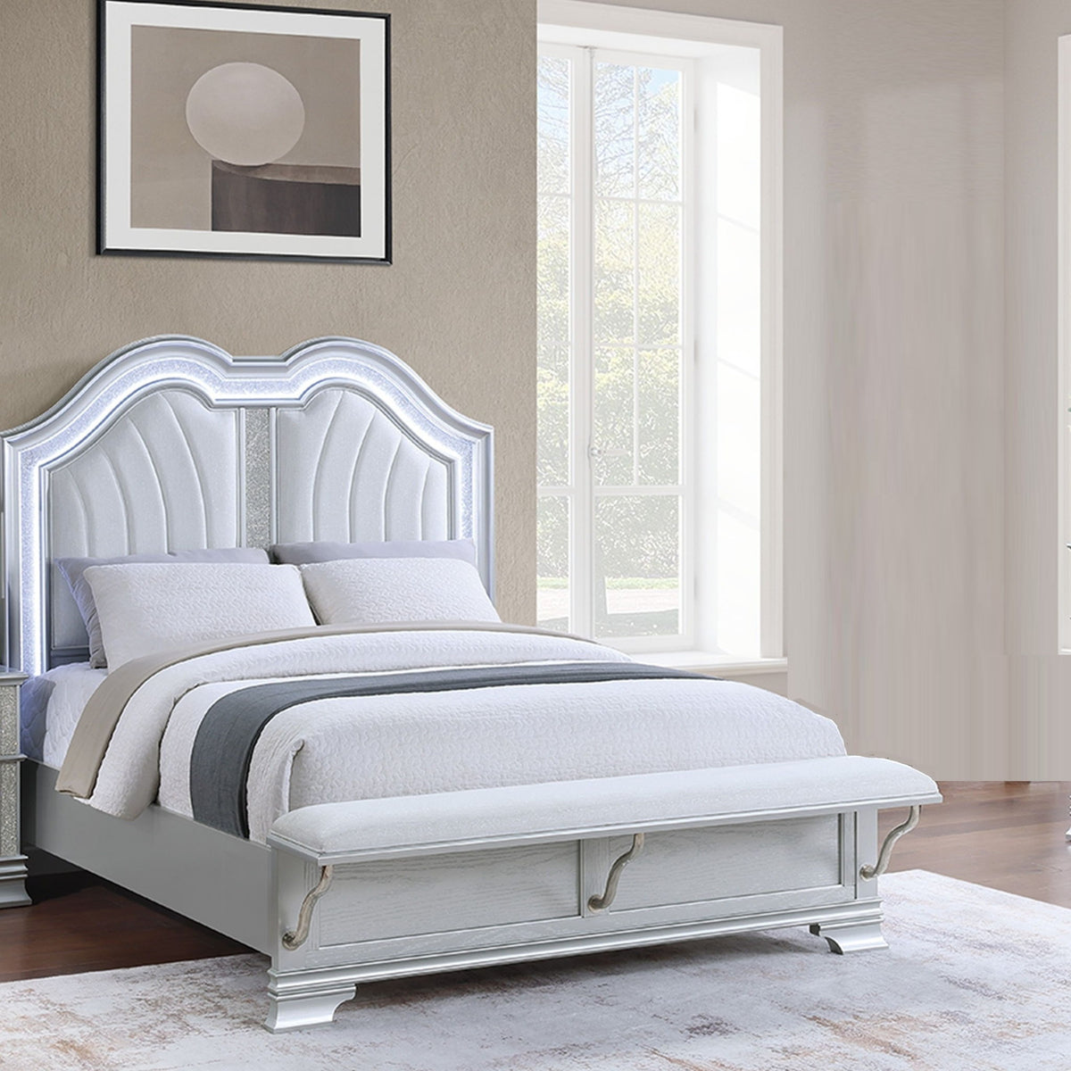 Cama elegante con banco integrado en el piecero y USB