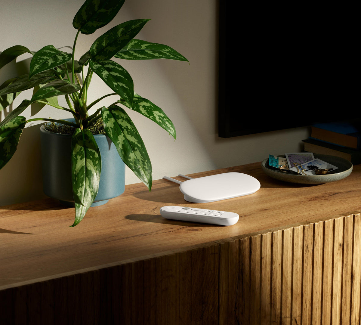 Google - TV Streamer 4K - Fast Streaming Device in 4K HDR - 32 GB of Storage - Porcelain