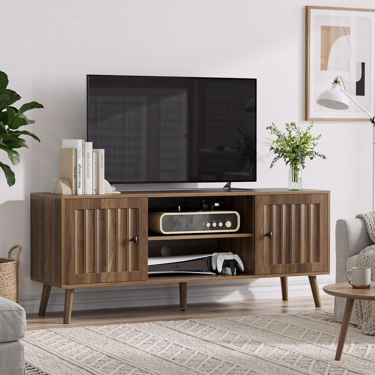 Mueble para TV de 55" con puertas de ranuras verticales, estantes ajustables - Nogal