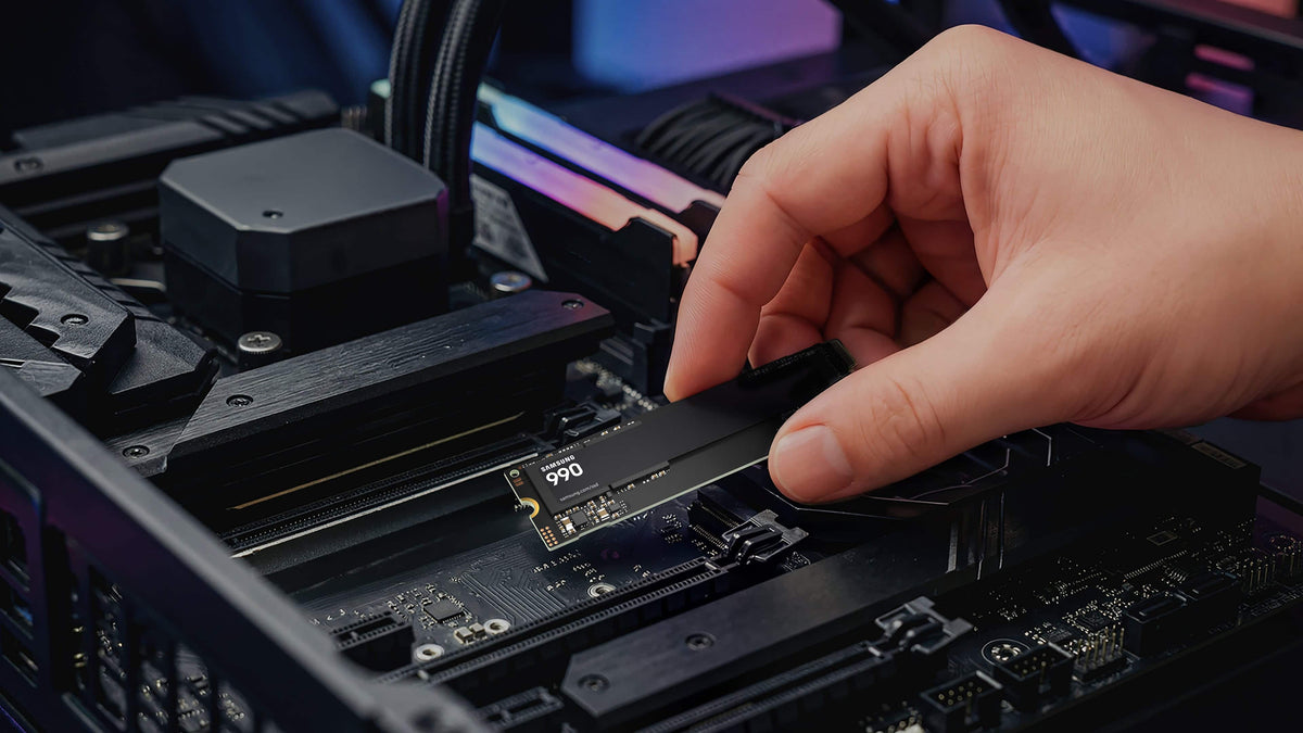 Samsung - Internal SSD 990 1TB, Read/Write Speeds Up to 7,250/6,450 MB/s (MZ V9V2T0B/AM)