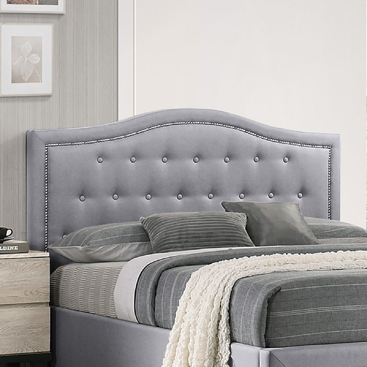 Cama moderna con cabecera de arco capitoné y piecero con almacenamiento
