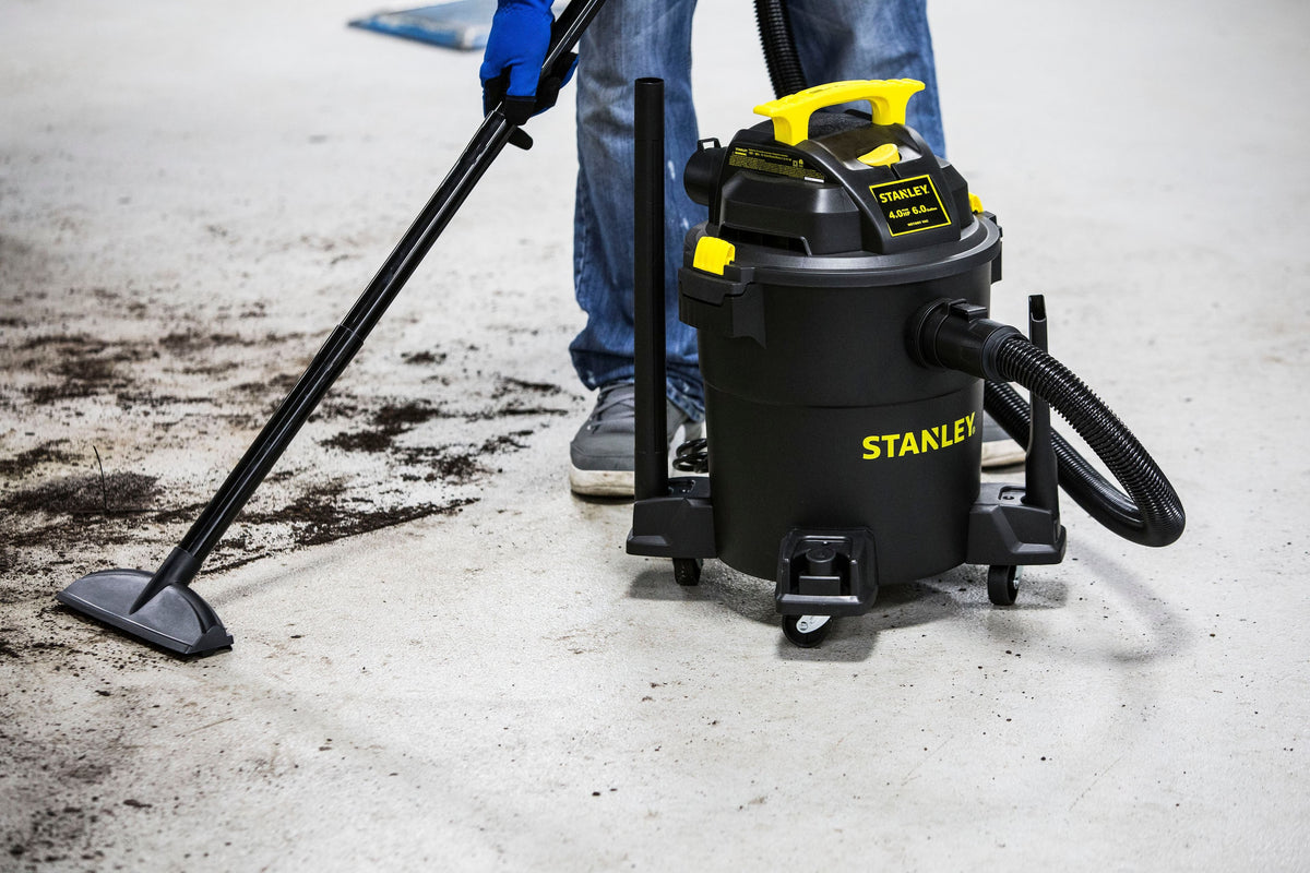 Stanley - 6 Gallon wet/dry vacuum - Black