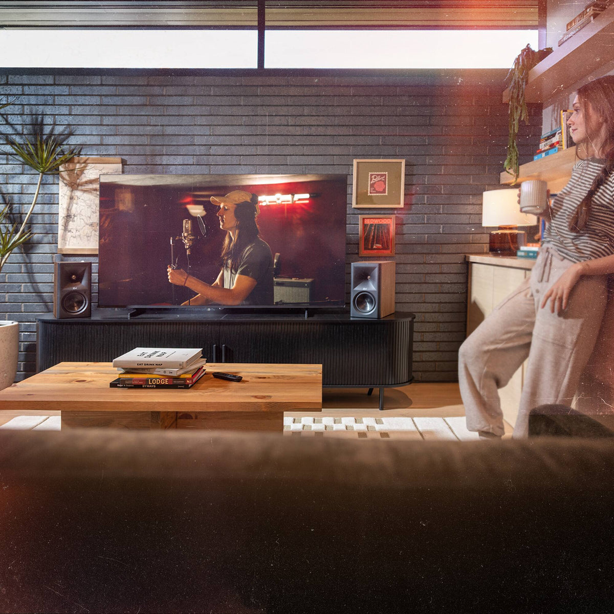Klipsch - The Fives II Powered Bookshelf Speakers (Pair) - Walnut