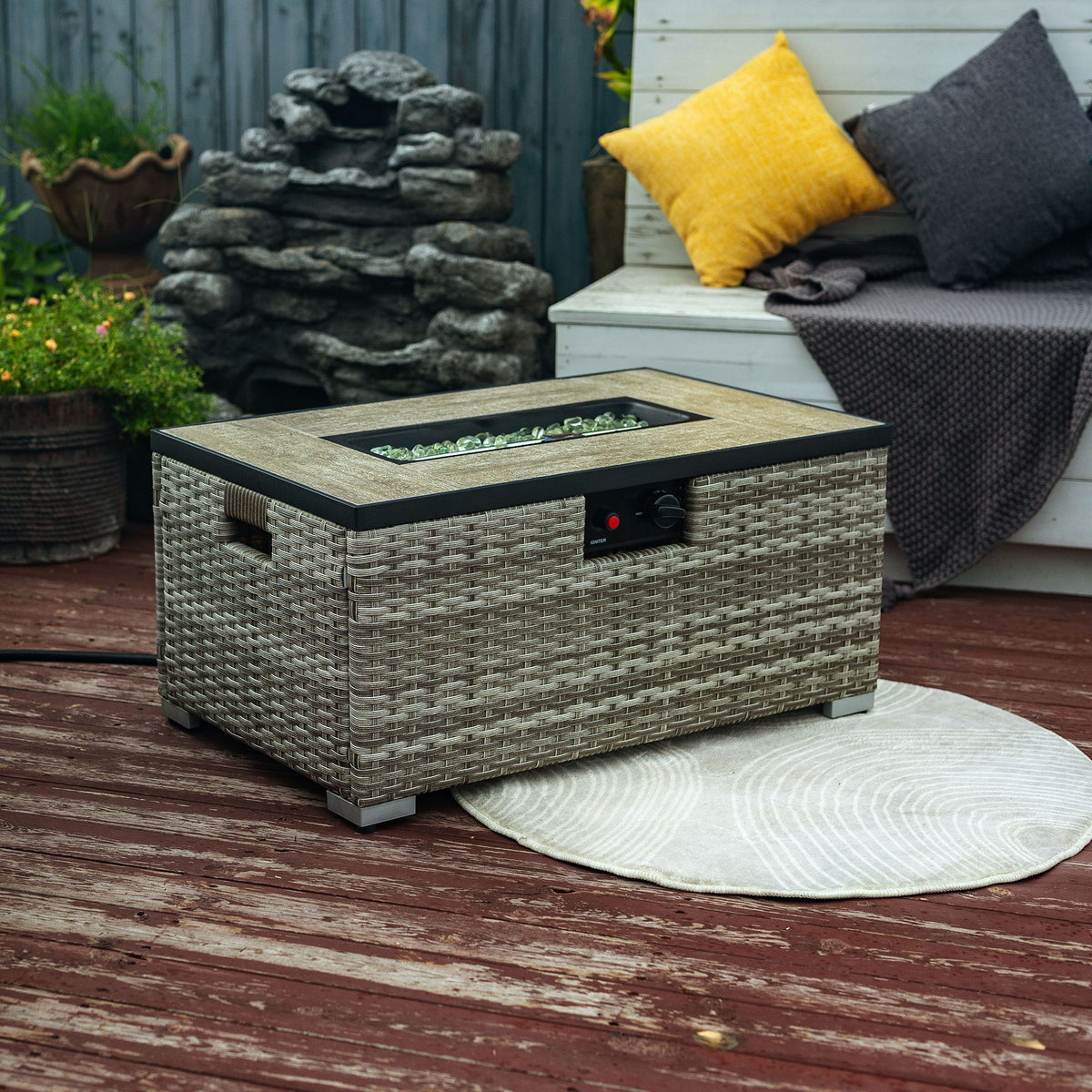 Mesa Rectangular para Pozo de Fuego de Gas Propano de 32" con Cubierta para Tanque de Propano, 50000 BTU, de Acero con Hermosa Base de Mimbre