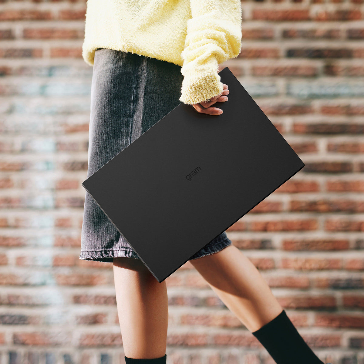 LG - gram 17" Touch Screen Laptop - Copilot+ PC - Intel Core Ultra 7 Series 2 with 32GB Memory - 1TB SSD - Obsidian Black