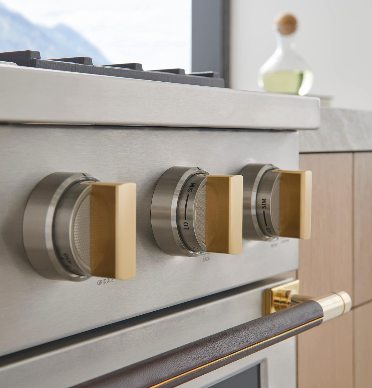Short Statement Handle for 48" Monogram Pro Ranges - Brass