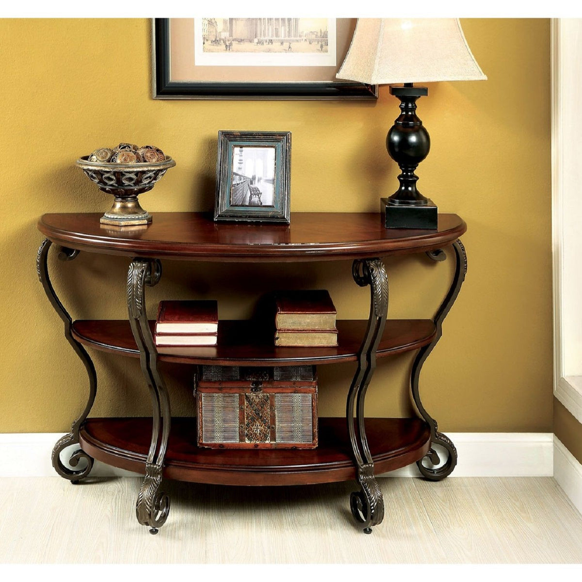 Mesa de sofá con estante inferior abierto y patas con detalles de volutas ornamentadas - Marrón multicolor