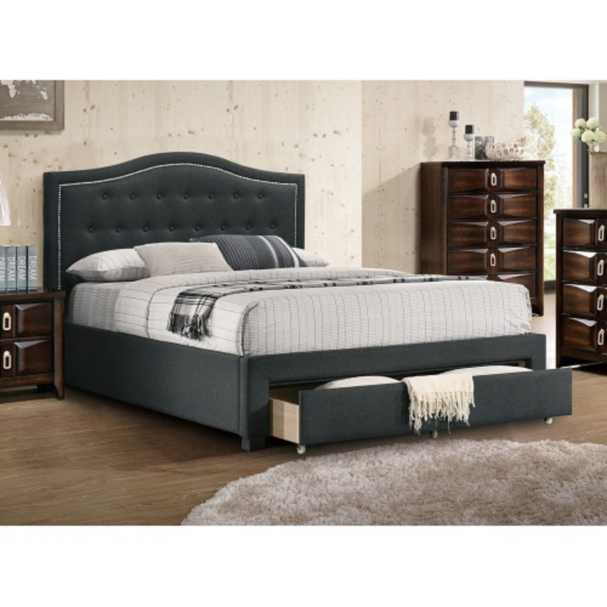 Cama moderna con cabecera de arco capitoné y piecero con almacenamiento