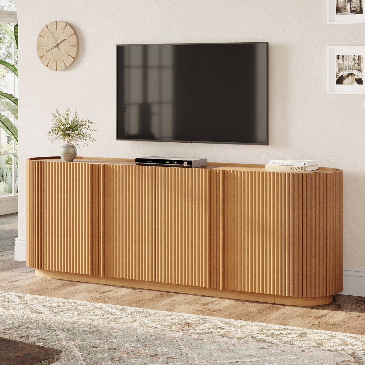 Mueble para TV con puerta de estilo tambor estriado