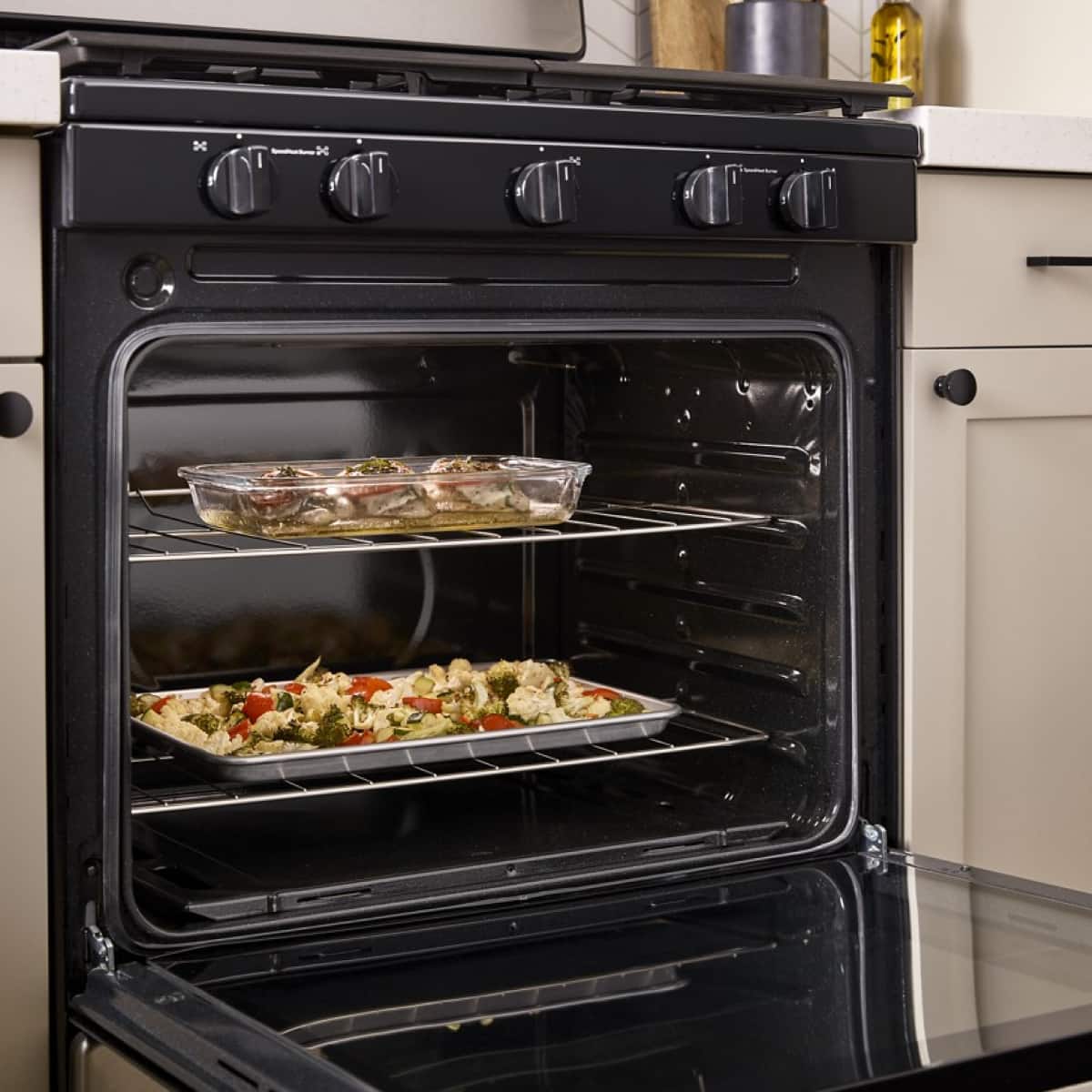 Whirlpool - 30 in. Wide 4 burners 5.1 cu. ft. Freestanding Gas Range with Broiler Drawer - Black