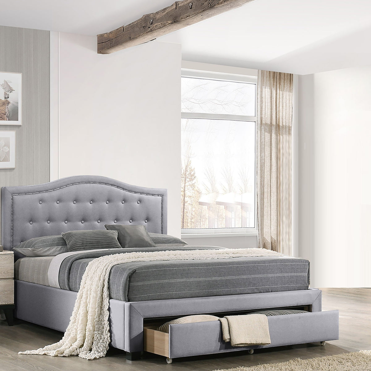 Cama moderna con cabecera de arco capitoné y piecero con almacenamiento