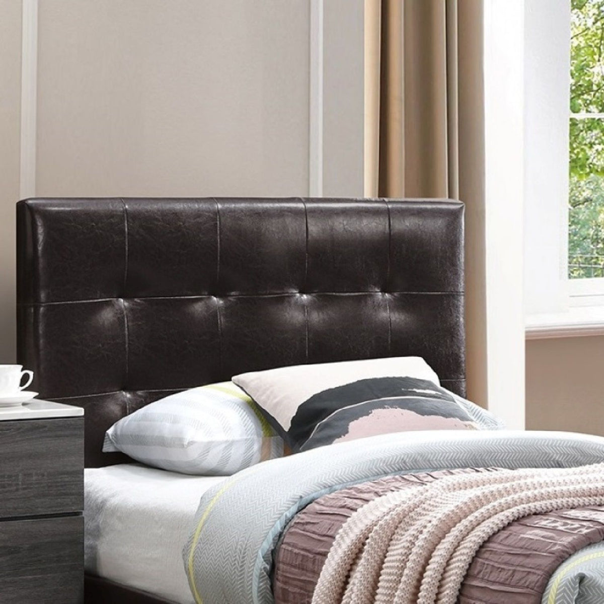 Cama de estilo contemporáneo, cabecera rectangular