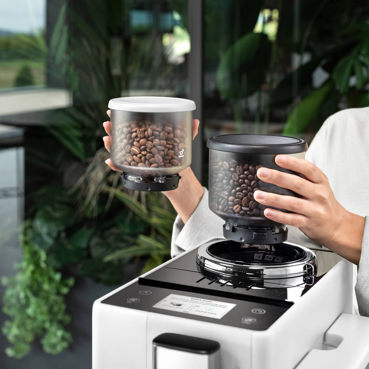 De'Longhi - Rivelia Fully Automatic Espresso Machine, Integrated Grinder, 2 Removable Bean Hoppers, Automatic Milk Frother - Arctic White