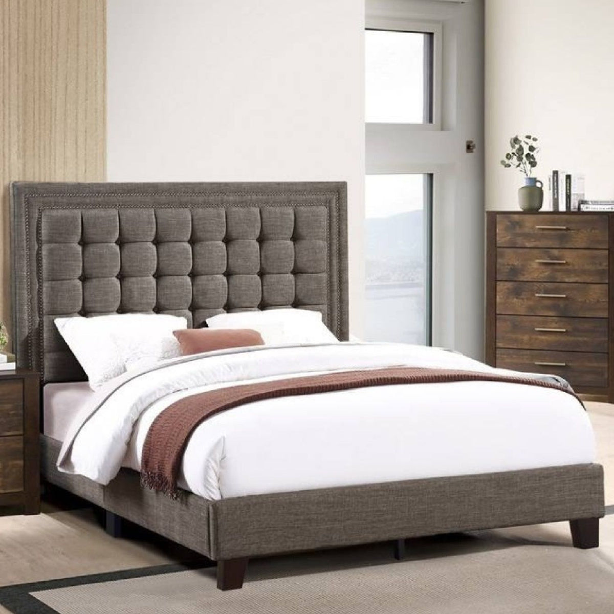 Cama tapizada con cabecero capitoné