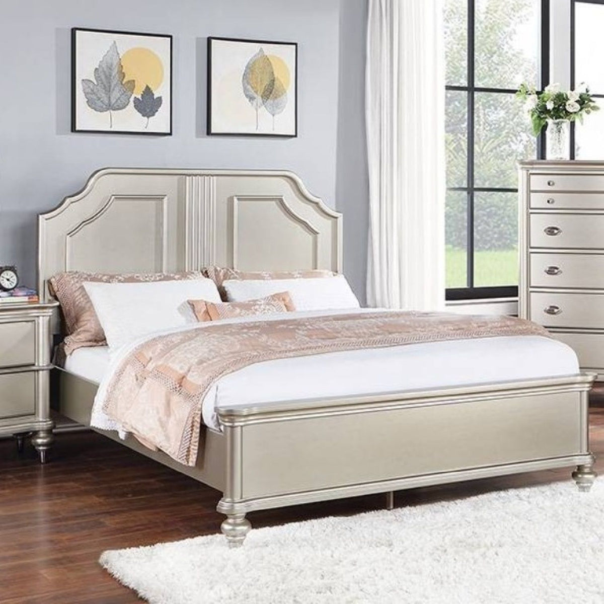 Cama con panel de diseño tradicional