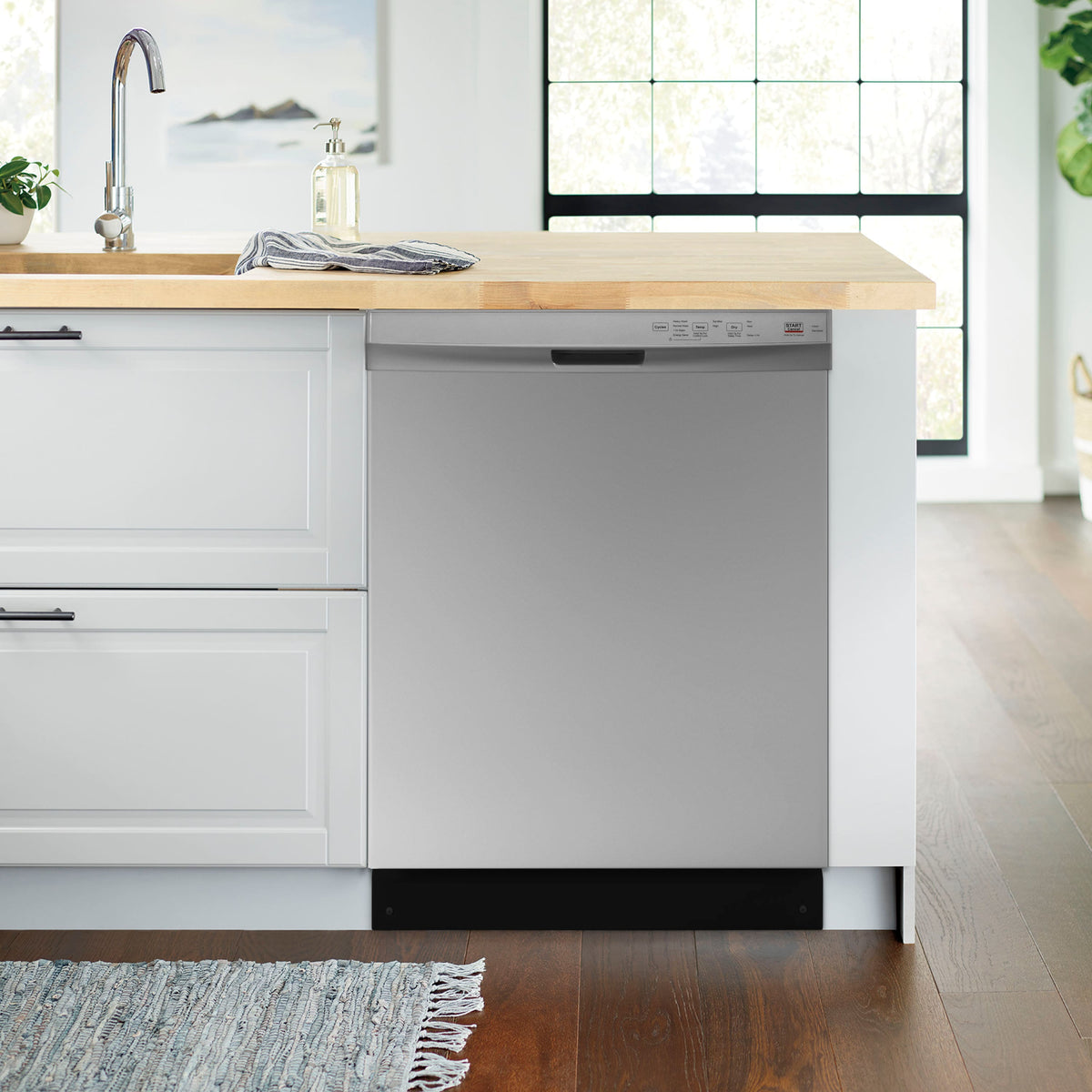 Insignia™ - 24” Front Control Built-In Dishwasher with DishSense™, ENERGY STAR Certification, and Operating Sound Level 52 dBA - Stainless Steel