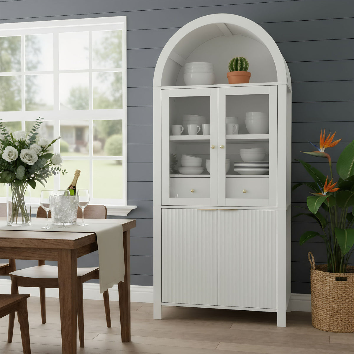 Gabinete de despensa alto y arqueado con diseño acanalado, estantes ajustables, puerta de vidrio y cajón oculto para cocina