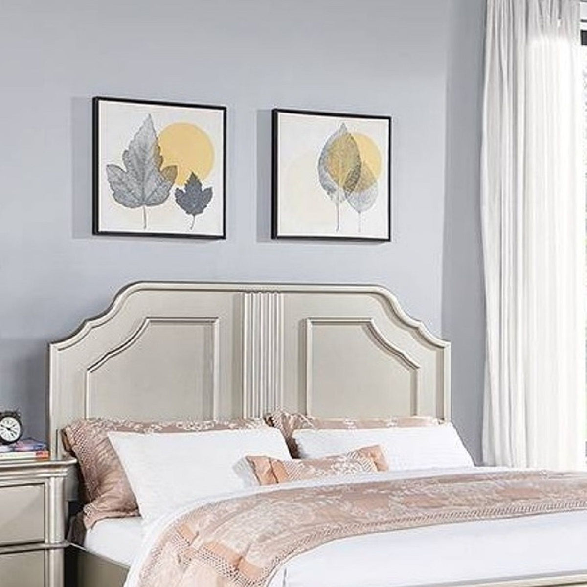 Cama con panel de diseño tradicional