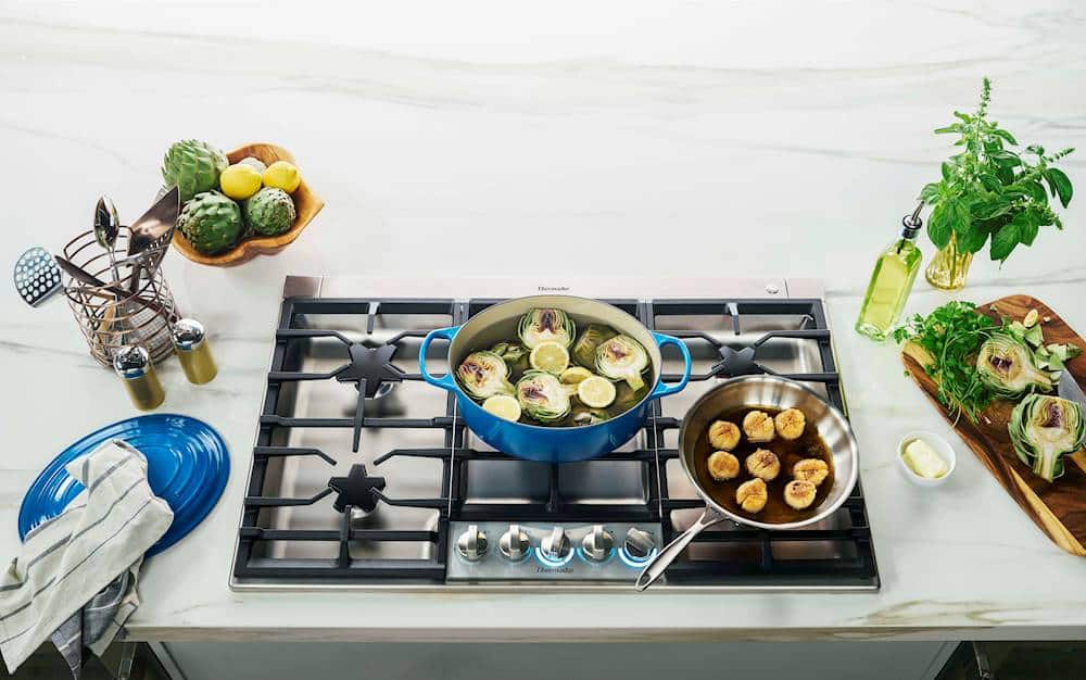 Thermador - Masterpiece 36" Built-In Gas Cooktop with 5 Pedestal Star Burners and ExtraLow Slect and LP Conversion - Stainless Steel