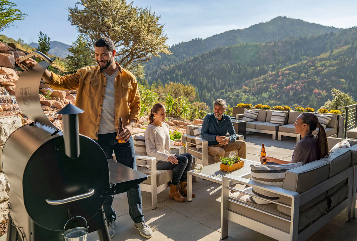 Traeger Grills - Pro 780 Pellet Grill and Smoker with WiFIRE - Black