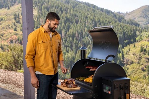 Traeger Grills - Pro 780 Pellet Grill and Smoker with WiFIRE - Black