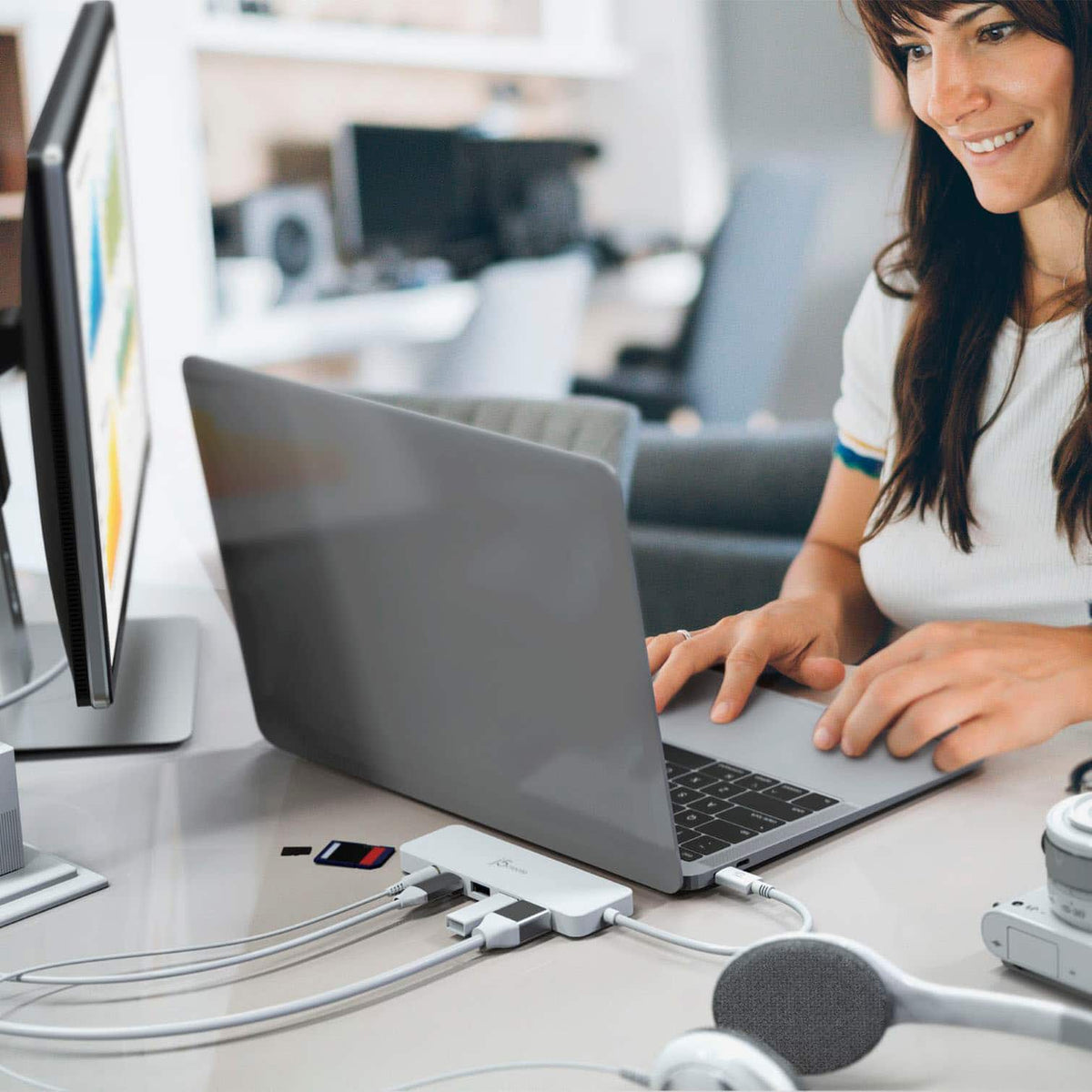 j5create - USB-C Multi-Port Hub with Power Delivery for Mac, PC and More - White