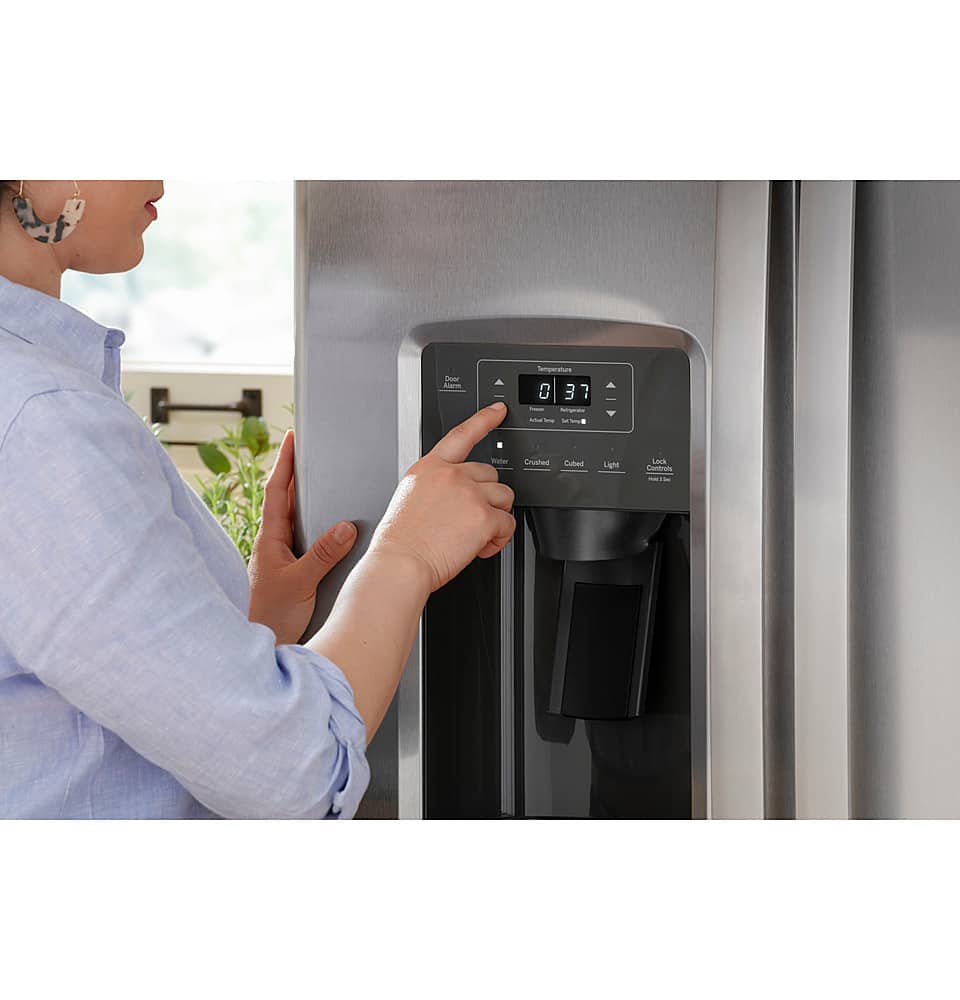 GE - 33 in. Wide 23.2 Cu. Ft. Side-by-Side Refrigerator with External Ice & Water Dispenser - High Gloss Black