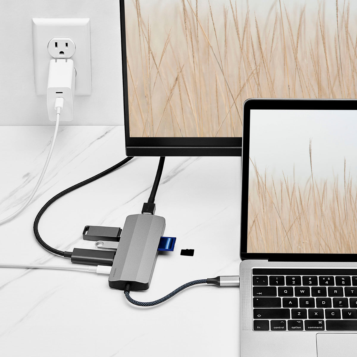 Insignia™ - 7-Port USB-C Hub - Gray