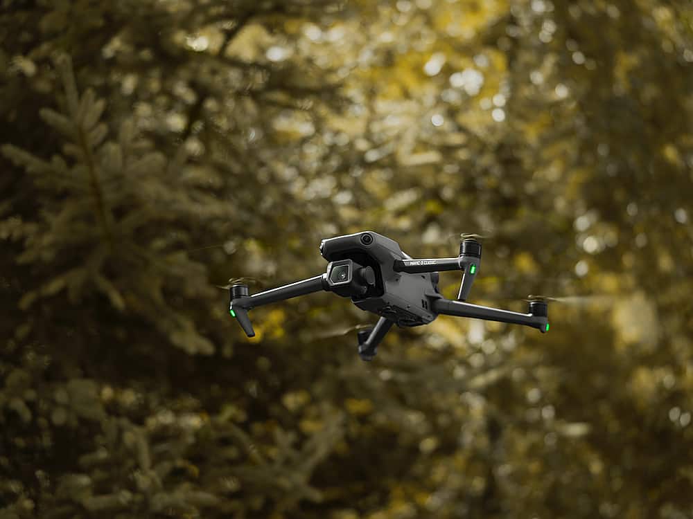 DJI - Geek Squad Certified Refurbished Mavic 3 Classic and Remote Controller with Built-in Screen - Gray