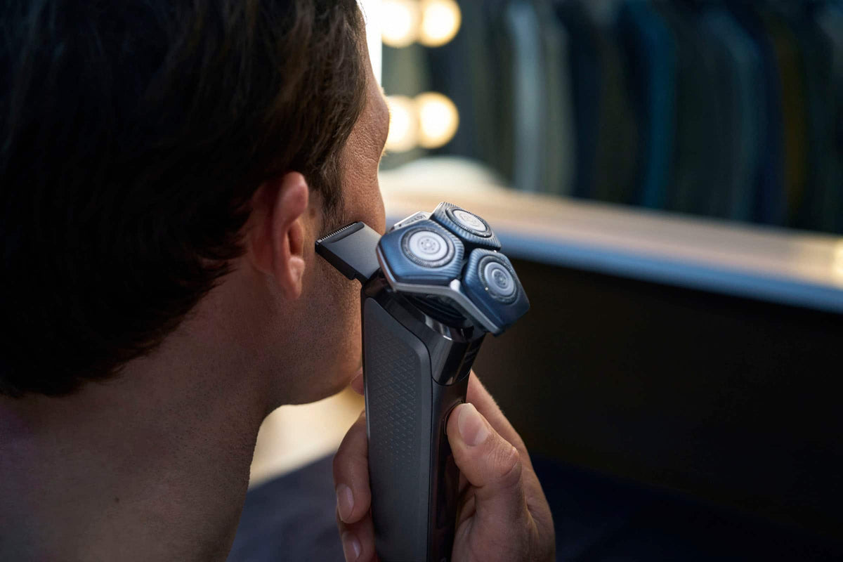 Philips Norelco - Shaver 7600, Rechargeable Wet & Dry Electric Shaver with SenseIQ Technology - Black