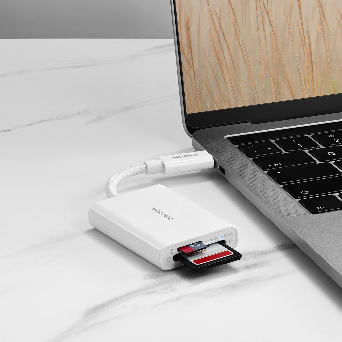 Insignia™ - USB-C-to-SD/microSD Dual-Slot Card Reader - White
