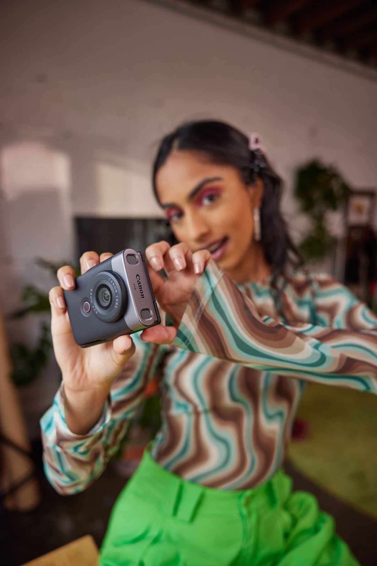 Canon - PowerShot V10 4K Video 20.9-Megapixel Digital Camera for Vloggers and Content Creators - Black