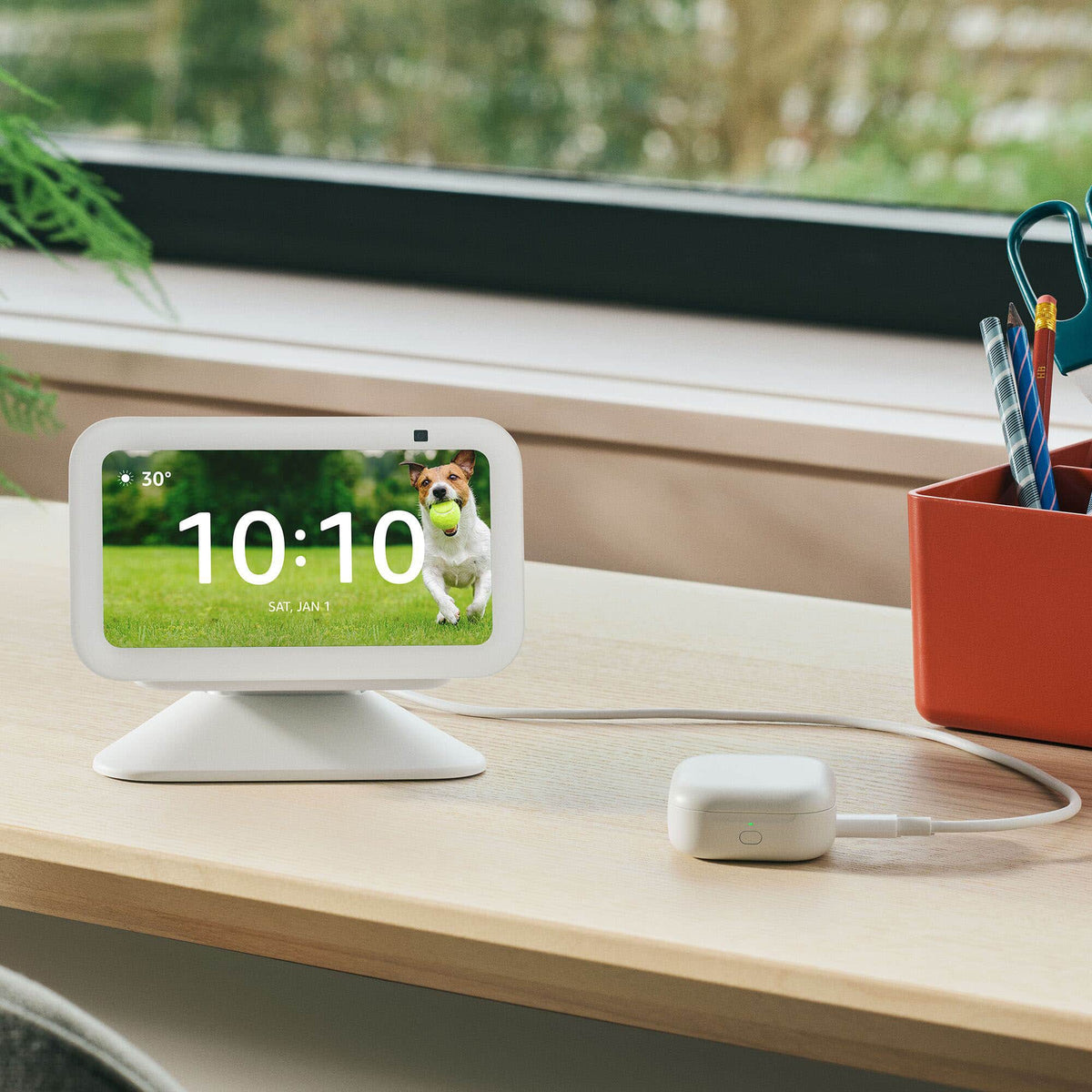 Amazon - Stand for Echo Show 5 (3rd Gen) - Adjustable stand with USB-C Charging Port (Echo Show not included) - Charcoal