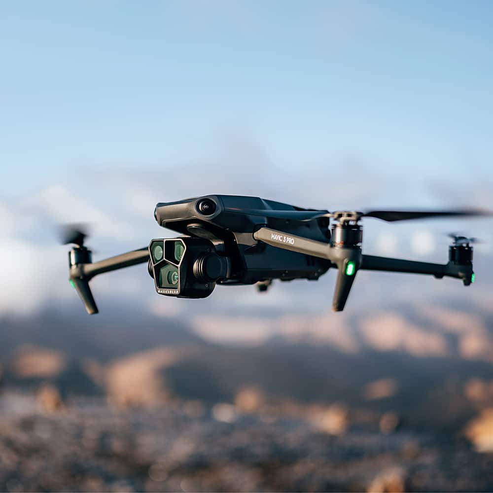 DJI - Geek Squad Certified Refurbished Mavic 3 Pro Drone and RC Remote Control with Built-in Screen - Gray