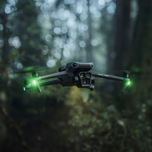 DJI - Geek Squad Certified Refurbished Mavic 3 Pro Drone and RC Remote Control with Built-in Screen - Gray