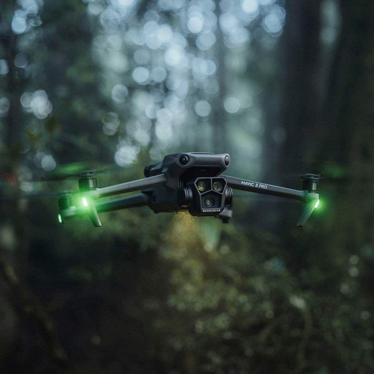 DJI - Geek Squad Certified Refurbished Mavic 3 Pro Drone and RC Remote Control with Built-in Screen - Gray