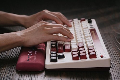 8BitDo - Retro Mechanical Keyboard - Fami Edition