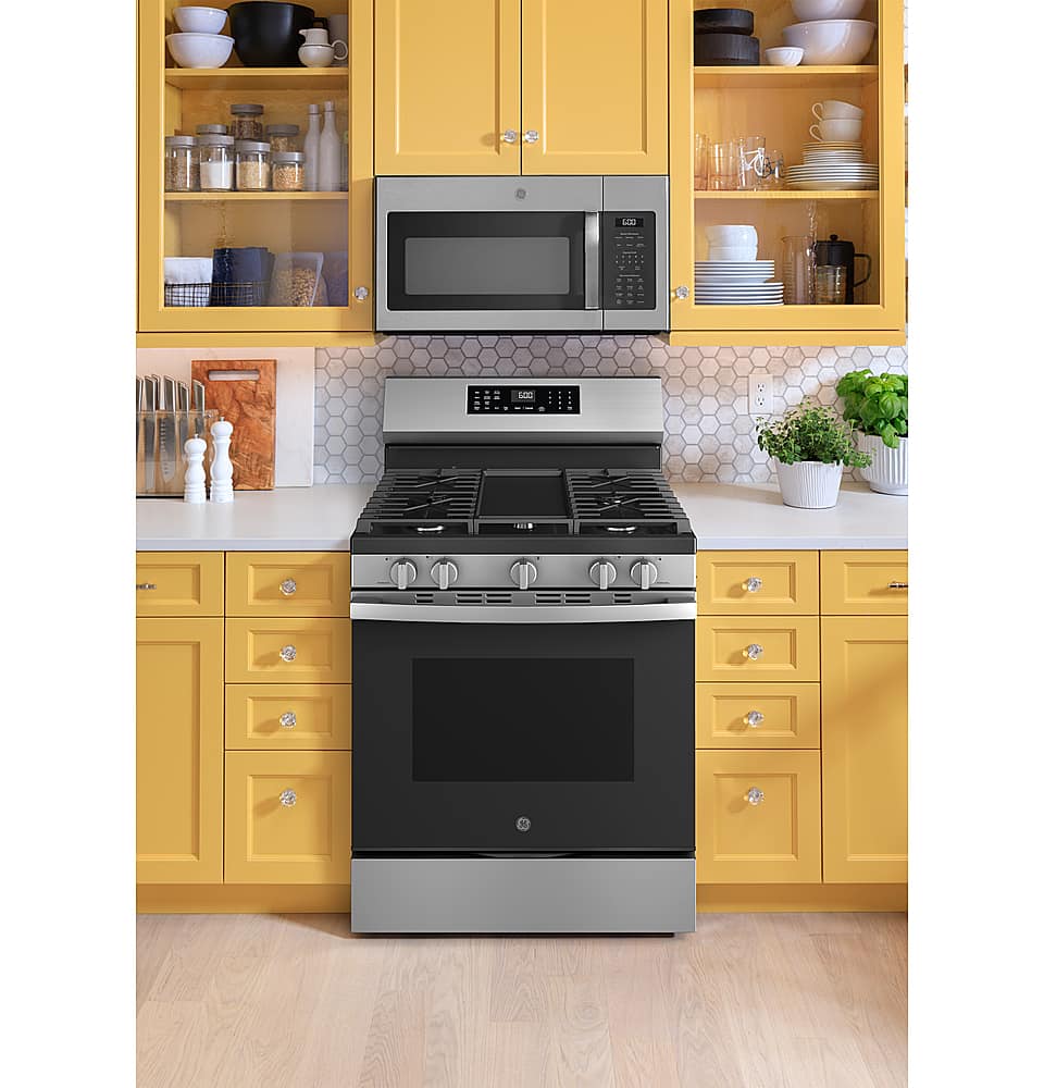 GE - 30 in. Wide 5 Burners 5.3 Cu. Ft. Freestanding Gas Convection Range with Steam Cleaning and EasyWash Oven Tray - Stainless Steel