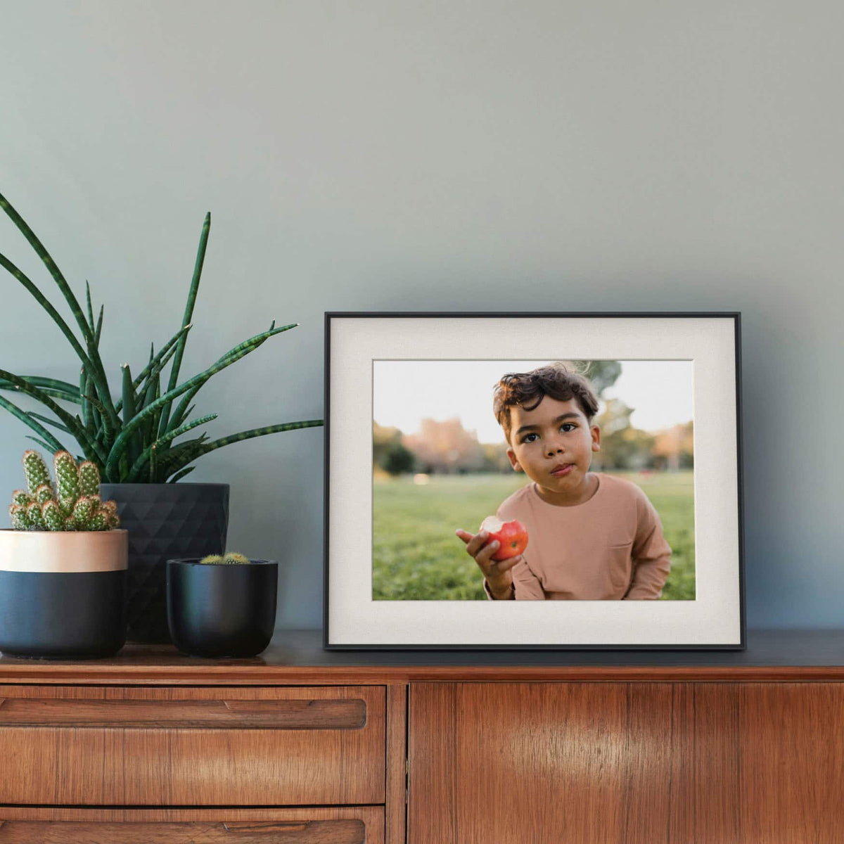 Aura Home - Walden 15" Digital WiFi Frame - Matted Ink
