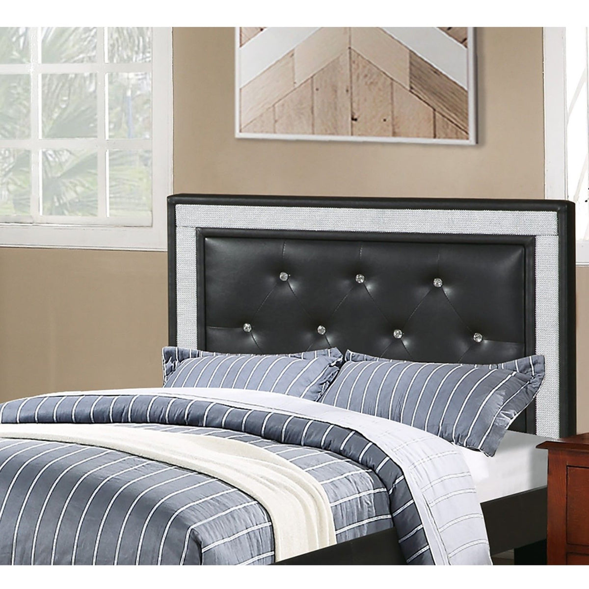 Cama de estilo glamuroso con cabecero acolchado y capitoné de diamantes