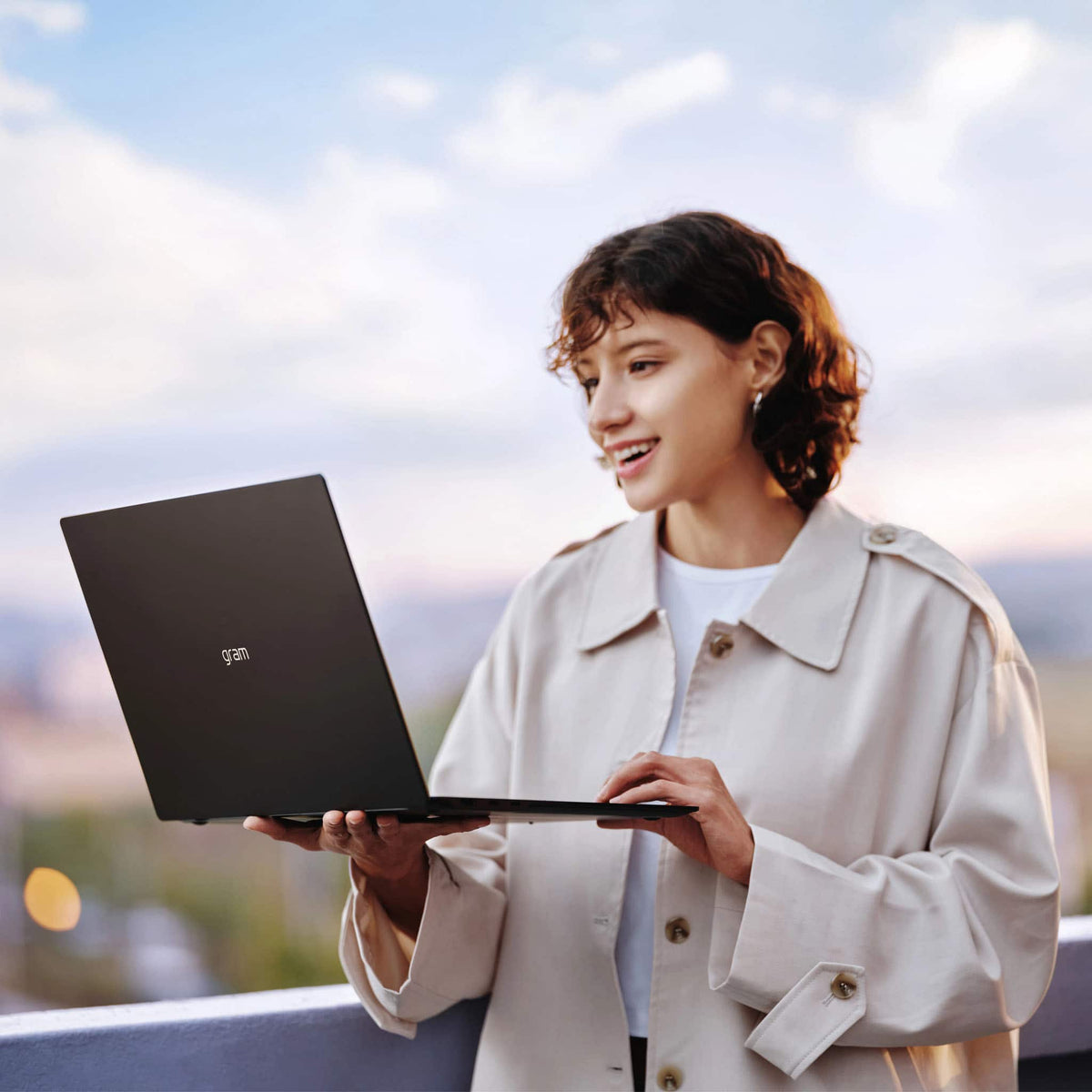 LG - gram 17" Touch Screen Laptop - Copilot+ PC - Intel Core Ultra 7 Series 2 with 32GB Memory - 1TB SSD - Obsidian Black