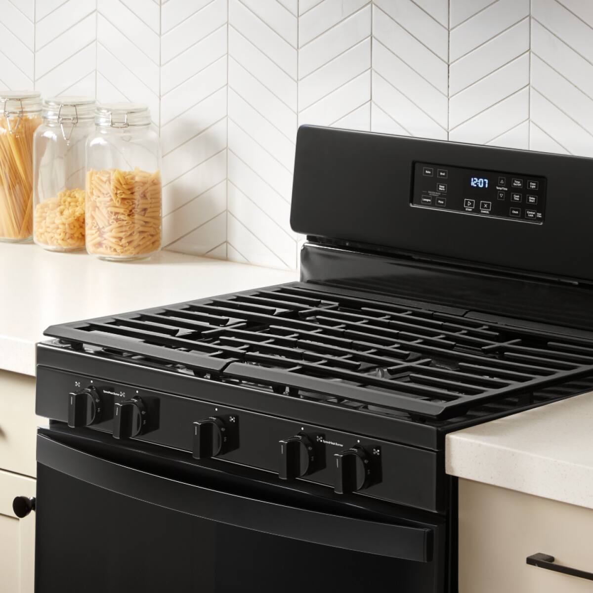 Whirlpool - 30 in. Wide 4 burners 5.1 cu. ft. Freestanding Gas Range with Broiler Drawer - Black