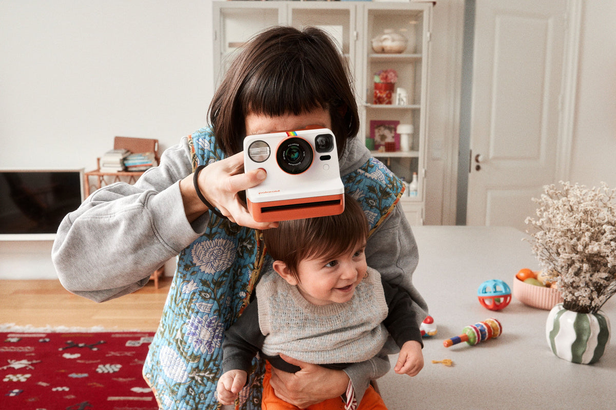 Polaroid - Now Gen 3 Instant Camera + Color Film Bundle (8 Photos) - Pebble White