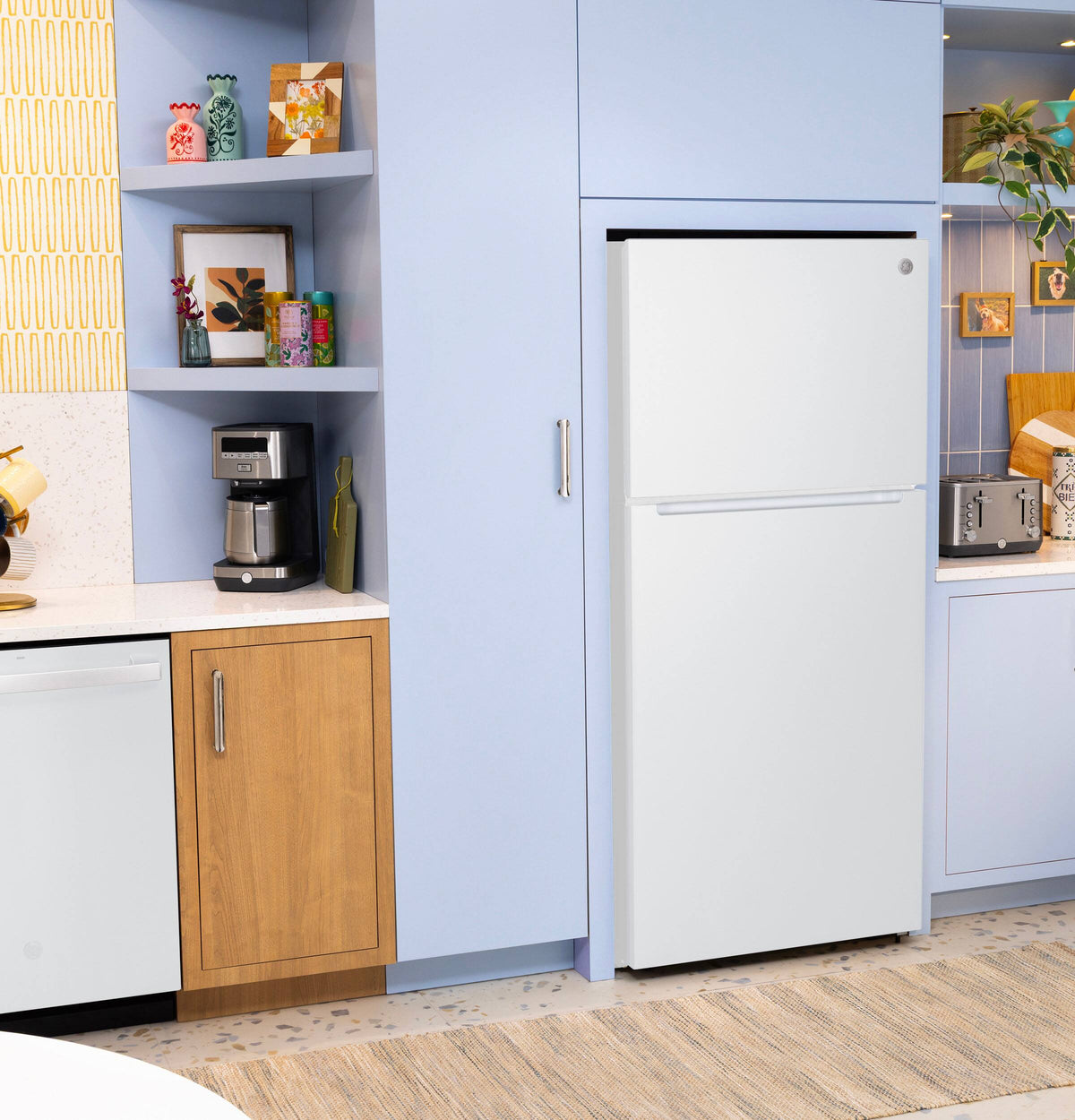 GE - 30 in. Wide 21 Cu. Ft. Freestanding Garage Ready Top Freezer Refrigerator with Bright LED Lighting - White