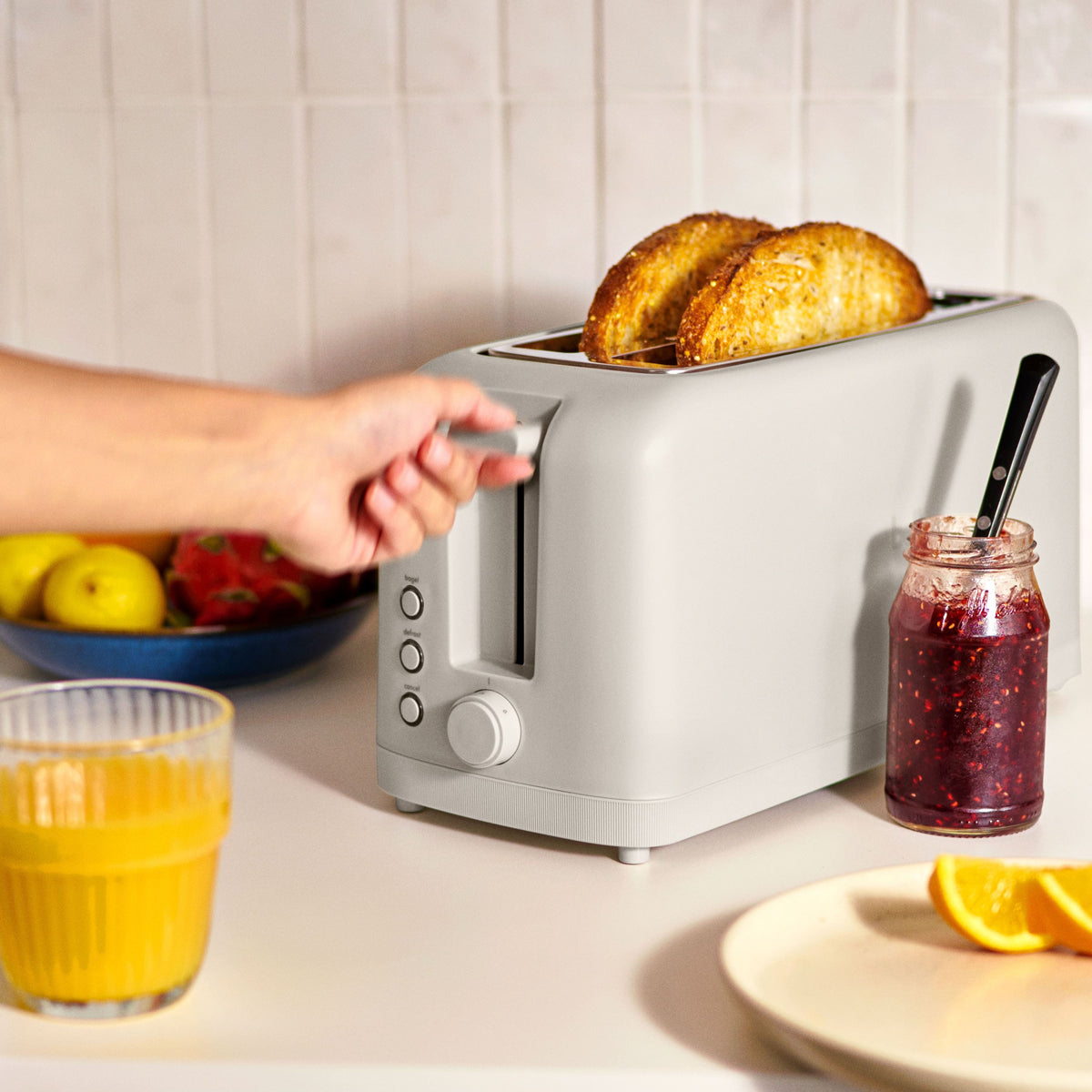 Bella - Fits-anywhere Kitchenware: 4-Slice Slim Toaster with Long Wide Slots - Oatmilk