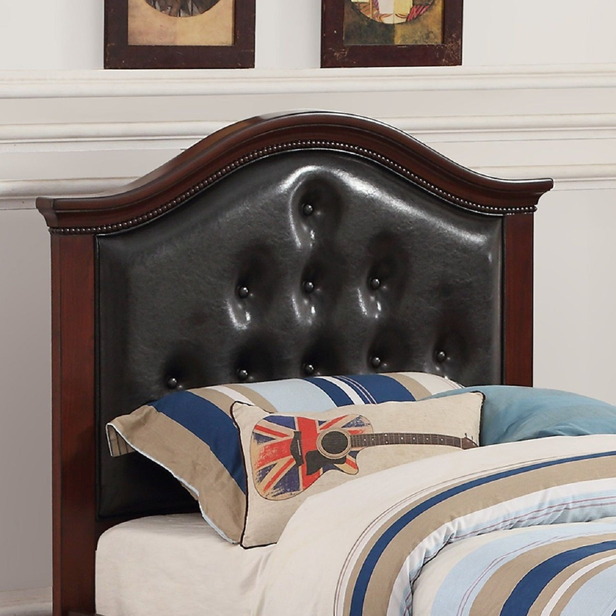 Cama de estilo contemporáneo con nido